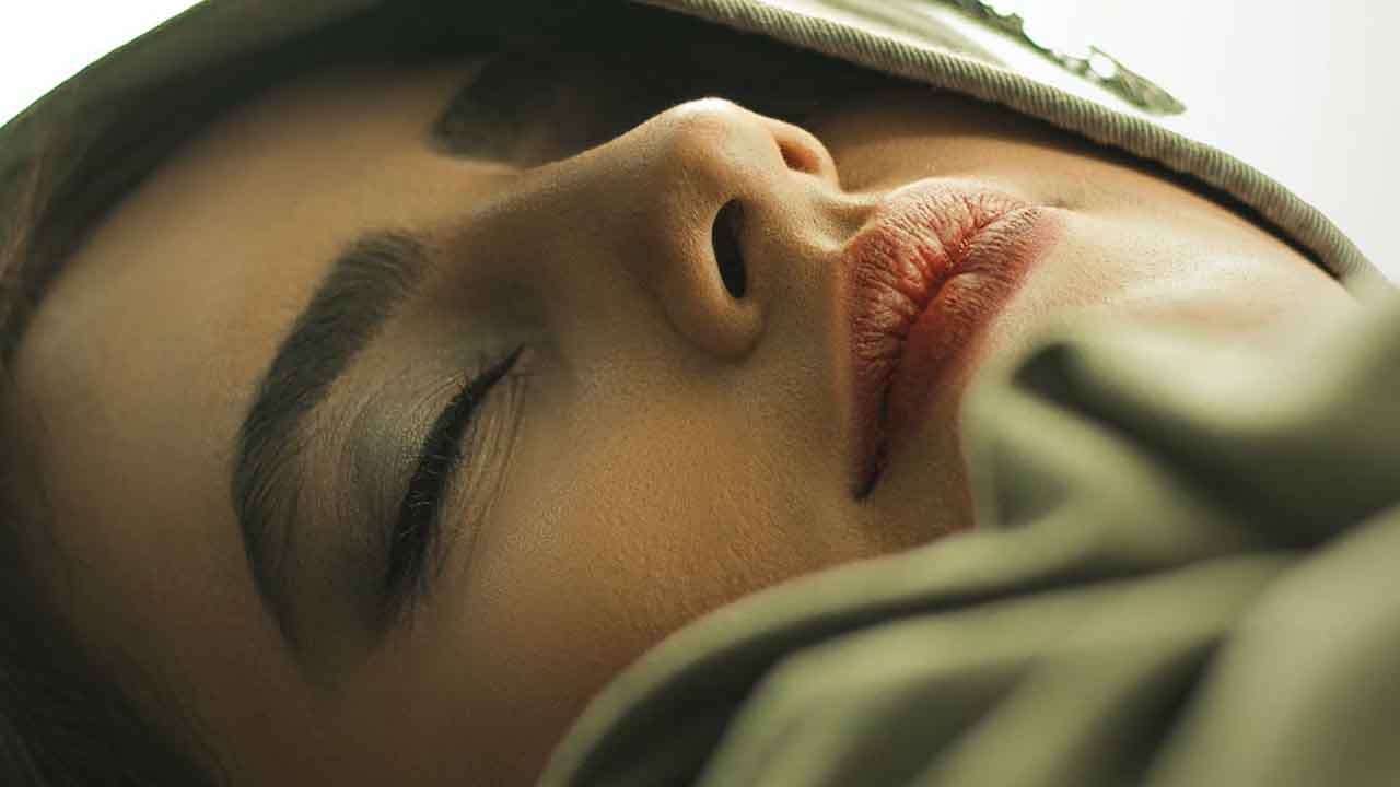 Προκαλείται όντως πρόωρη γηρανση του δέρματος αν κοιμάσαι βαμμένη; CARYSTEA φυσικά καλλυντικά (4)